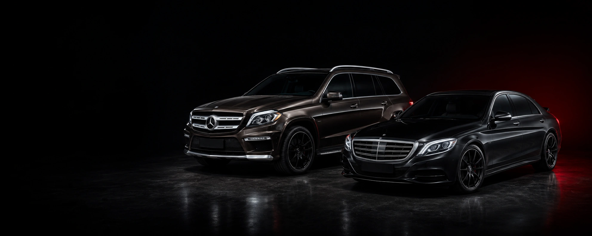 Два Mercedes-Benz: внедорожник и седан в тёмной студии